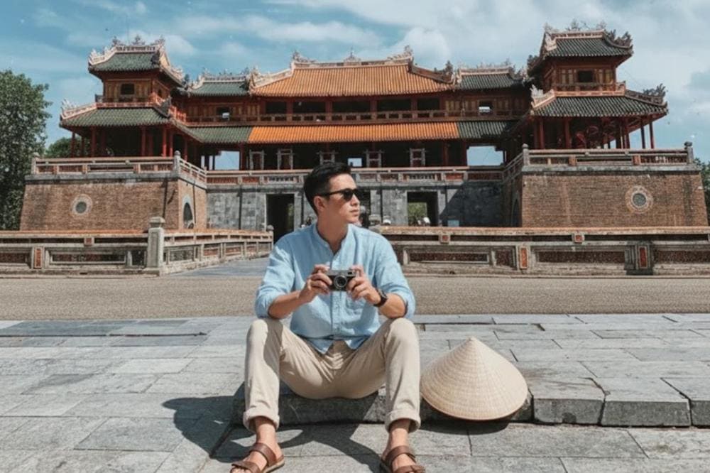 Những trang phục gam màu trầm rất thích hợp với khung cảnh tại Huế